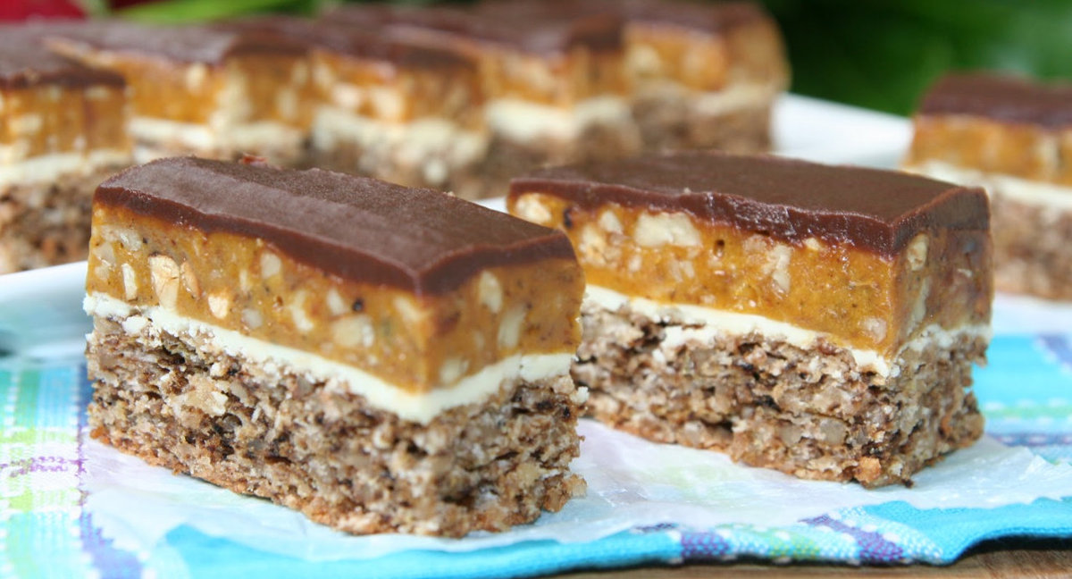 Prăjitură Snickers – Rețetă absolut delicioasă, mai bună ca batoanele de ciocolată
