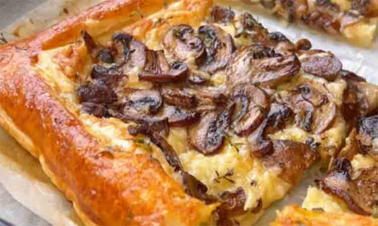 Aluat foietaj, cascaval si ciuperci – Cea mai simpla reteta pentru o pizza rapida