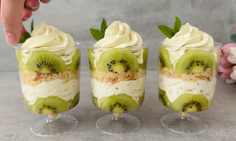 Desert racoros, perfect pentru zilele calduroase – Kiwi, crema de branza si biscuiti