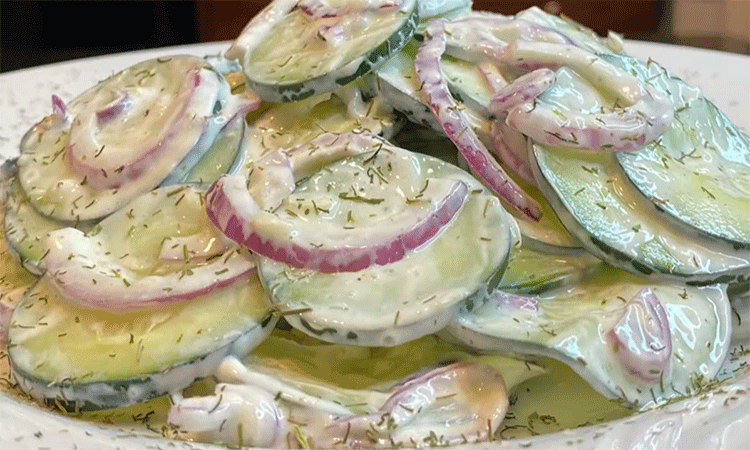 Salata de castraveti cu ceapa si smantana – Rapida, racoroasa si foarte usor de preparat