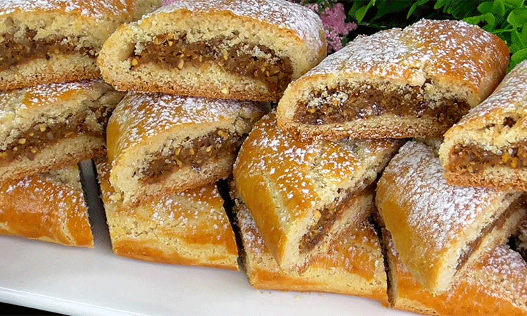 Strudel umplut cu lapte condensat si nuci macinate – Aluat fraged, aromat si foarte gustos