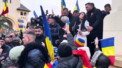 Cine este barbatul care i-a...