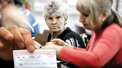 Pensionarii care primesc bani in...